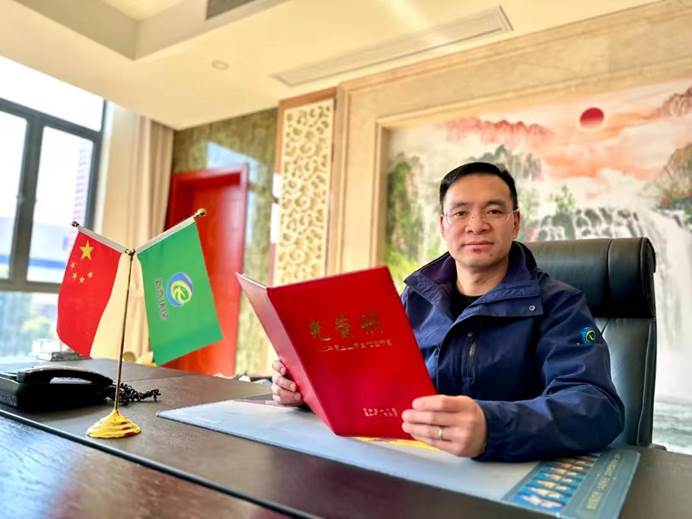 图片包含 室内, 桌子, 窗户, 男人
      描述已自动生成