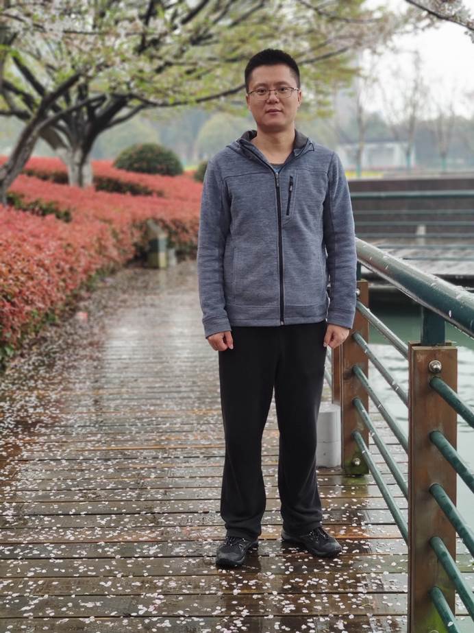 男人拿着伞走在路上
描述已自动生成