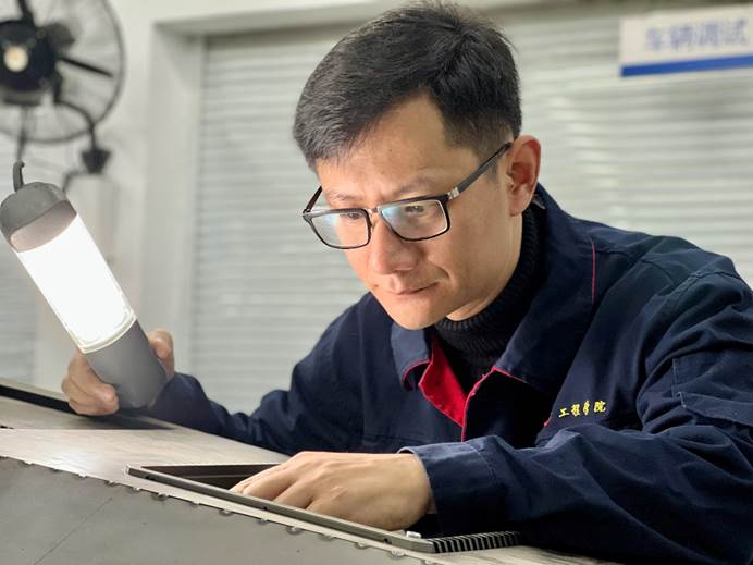 男人在玩手机
中度可信度描述已自动生成