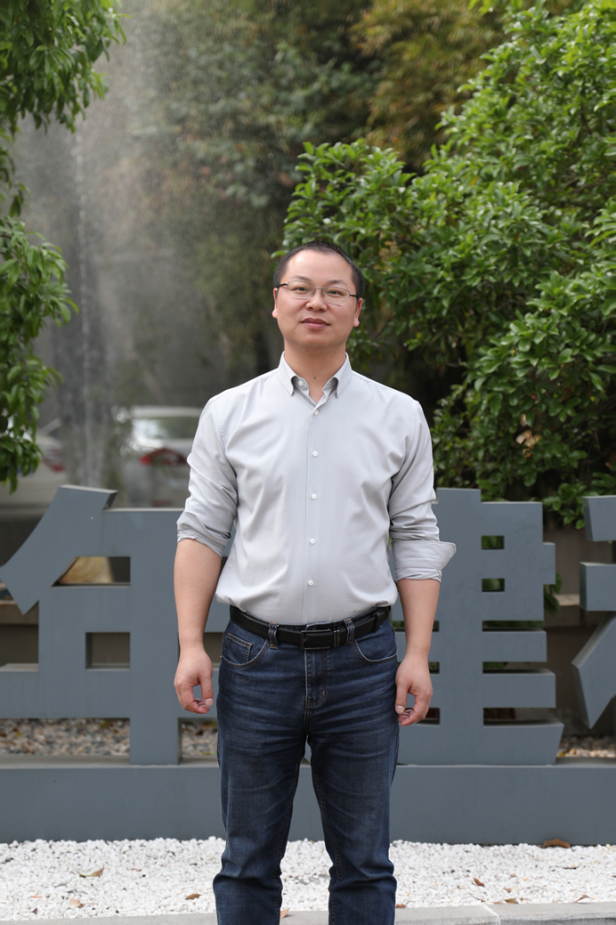 男人站在路边
      描述已自动生成