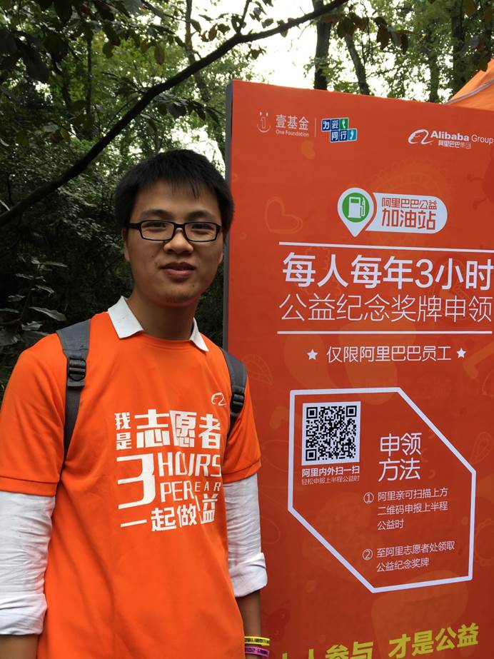 穿红色衣服的男人在街道上
      中度可信度描述已自动生成