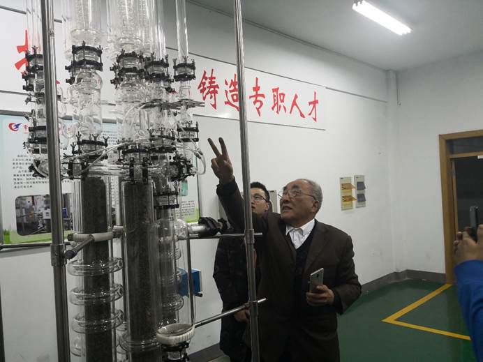人站在墙边
中度可信度描述已自动生成