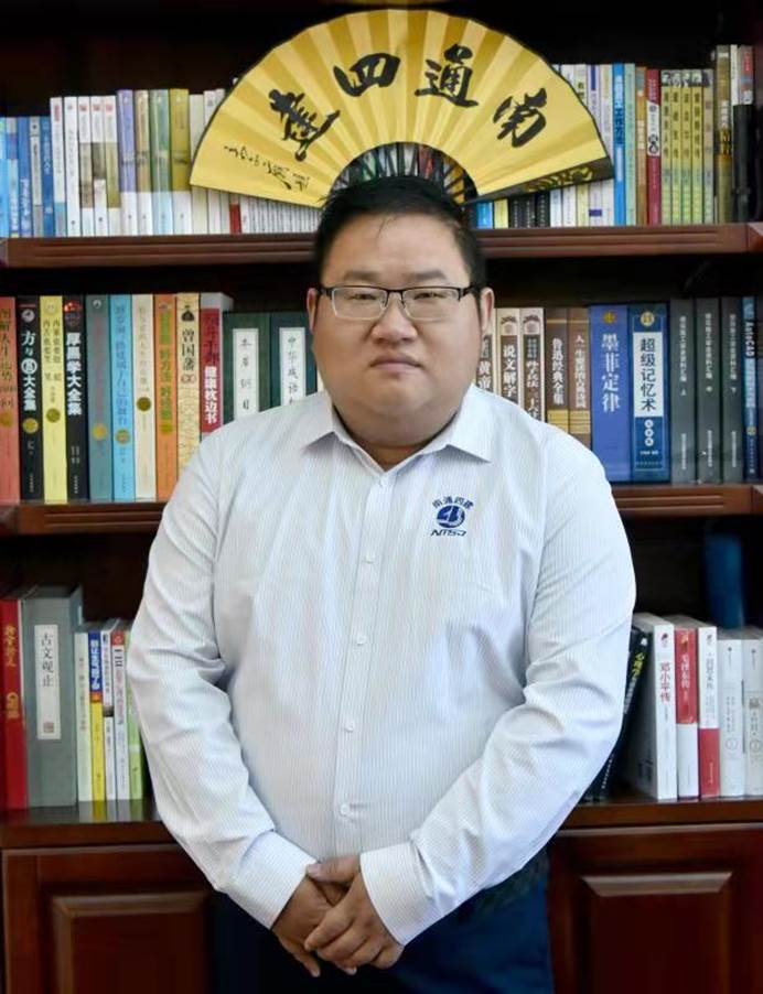 图书馆里的男人
      描述已自动生成